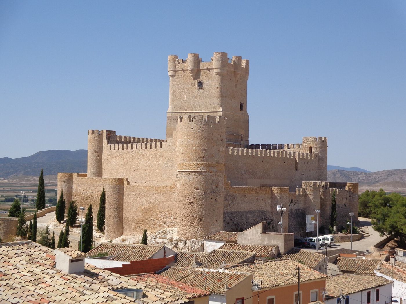 Castillo de la Atalaya sobre los tejados de Villena, con cielo despejado